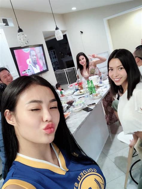 Hot Girl N Ch I Nh T Nh S I G N Gi U C N O Khi Vung Tay Mua Nh N Kim C Ng T T Ng H P