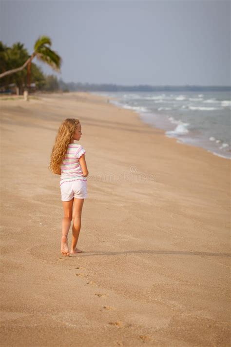 Jeune Fille Seule Marchant Sur La Plage Photo Stock Image Du C Te