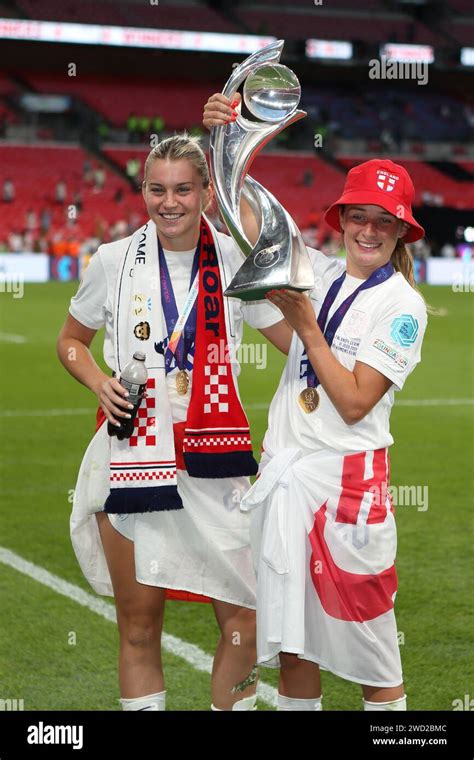 Alessia Russo und Ella Toone mit Trophäe und Siegermedaillen UEFA Women