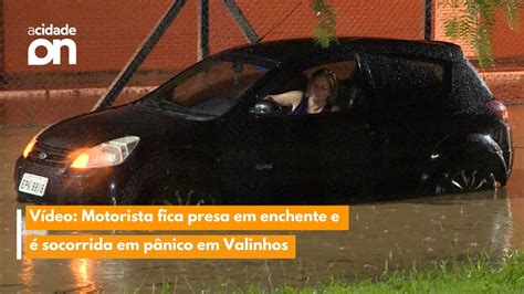 Vídeo Motorista fica presa em enchente e é socorrida em pânico em