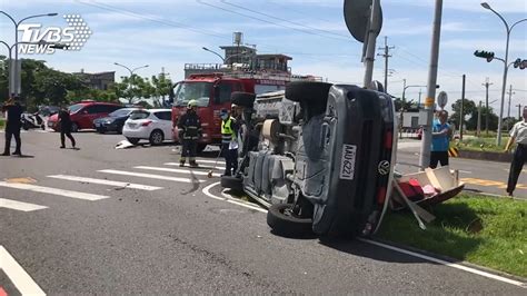 沒聽到鳴笛？轎車撞救護車 翻車釀3重傷