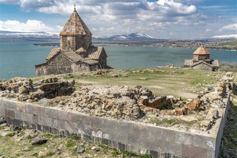 105 Arménie jezero Sevan Հայաստան Սևան Objektiv Cesty a památky