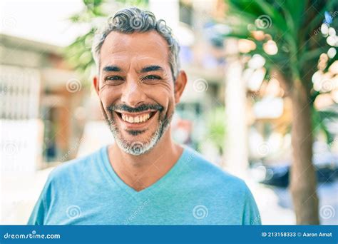 Homem De Meia Idade Grisalho Sorrindo Feliz Caminhando Na Rua Da Cidade