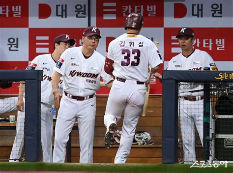 홍원기 감독 ‘7호 홈런 축하해 포토 ｜스포츠동아