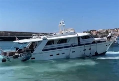 M Cantieri Di Pisa Yacht Dea Tuda Sinking In Italy Yacht Harbour