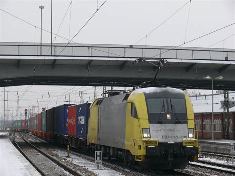 ES 64 U2 010 Mit Einem Containerzug Bei Der Durchfahrt Durch