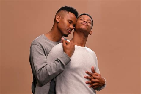 Hombres Negros Gay De Tiro Medio Posando Foto Premium