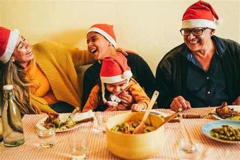 Feliz Familia Latina Celebrando Juntos Durante La Cena De Navidad Centrarse En La Cara Del