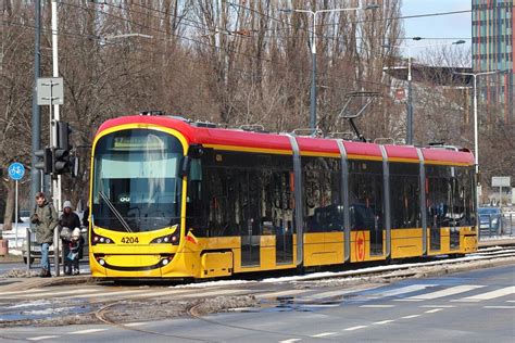 File 2022 Warszawa Jana Pawła II tramwaj Hyundai Rotem 140N na linii