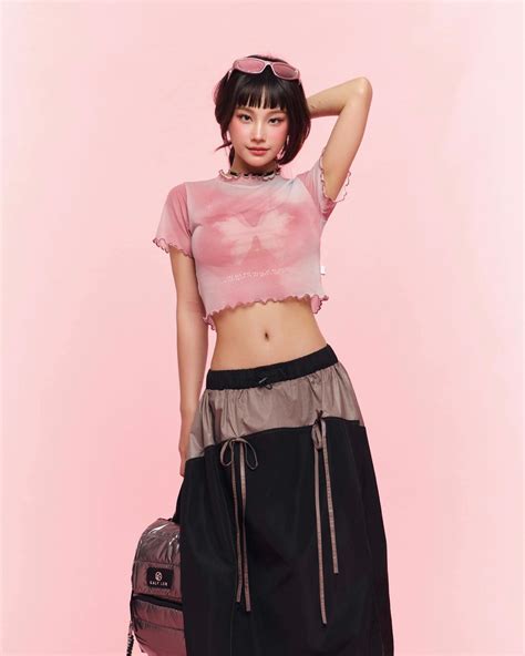 Hot girl người Tày quyến rũ với váy yếm hở trọn lưng ong