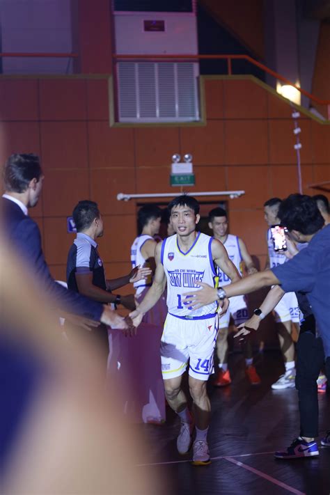 Cháy vé bóng rổ vì dân tình đổ xô đi xem Trên sân toàn hot boy nghẹt thở với loạt pha ghi điểm