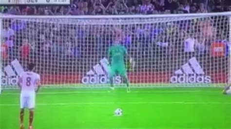 WATCH: Claudio Bravo saves Vincente Iborra’s penalty kick - Barca ...