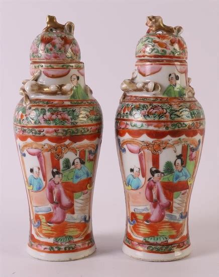 Paire de vases à couvercle en porcelaine de forme balustre Chine