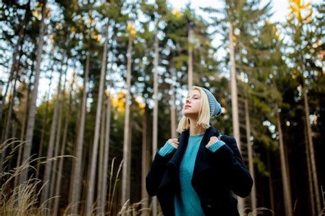 Jeune Fille Blonde Dans Une Forêt Au Coucher Du Soleil Photo Premium