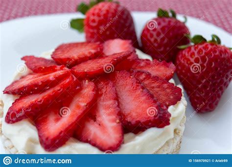 Galleta De Arroz Con Crema Y Fresas Imagen De Archivo Imagen De Torta