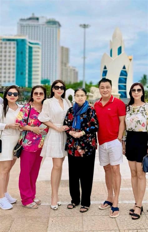 Sao Việt Sam khoe ảnh cặp song sinh Quỳnh Nga nóng bỏng với bikini