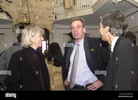 La Secretaria Gale Norton A La Izquierda Y El Gobernador De Virginia