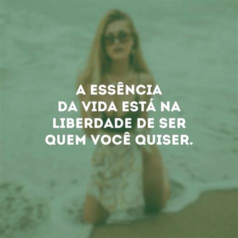 90 frases para foto sozinha na praia que expressam força e feminilidade