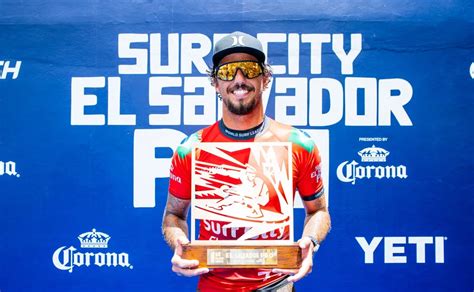 Filipe Toledo bate americano e é campeão da etapa de El Salvador do