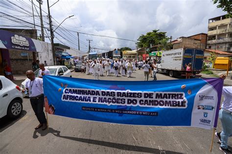 Caminhada em Lauro de Freitas reúne comunidades de matriz africana