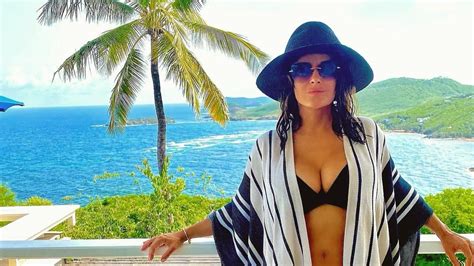 Salma Hayek Prend La Pose En Bikini Sur Instagram Et A Nous Inspire