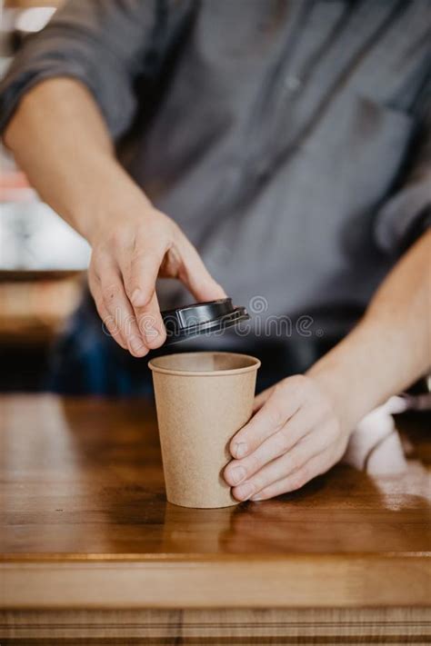 Las Manos Del Hombre De Barista En Delantal Se Est N Sosteniendo En