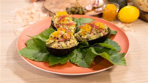 Receta de aguacates rellenos de atún Menudos Torres