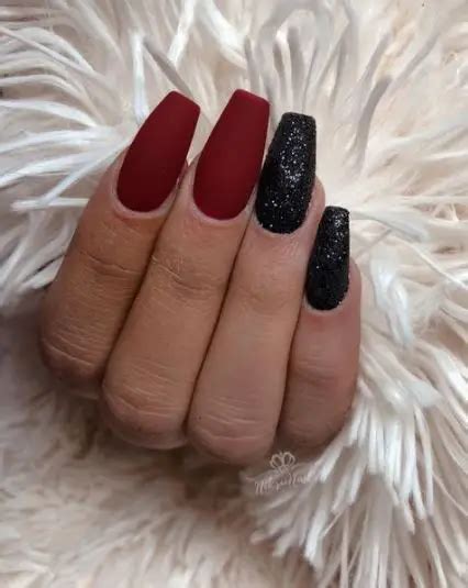 40 Irresistible Black Glitter Nails For You This Season