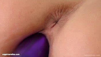 Sapphix présente Rivera dans une scène de masturbation en solo XVIDEOS