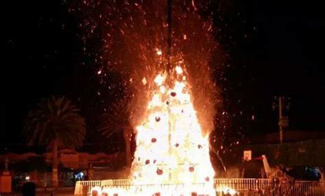 Se Incendia Rbol De Navidad En Atotonilco