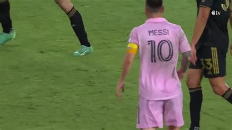 Casi Lo Canta Selena Gómez Tuvo Una InsÓlita ReacciÓn Al Ver A Lionel Messi En El Partido De