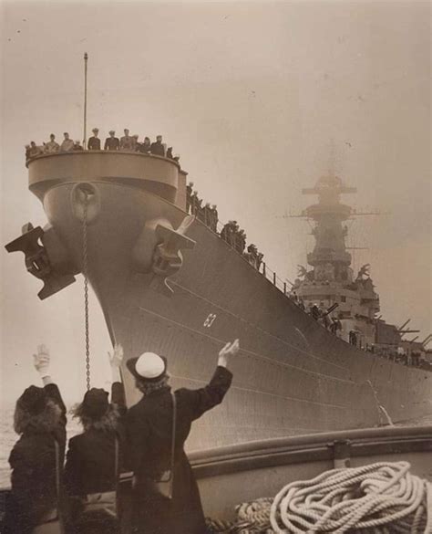 October 1945 Uss Missouri Arrives In New York For The Navy Day