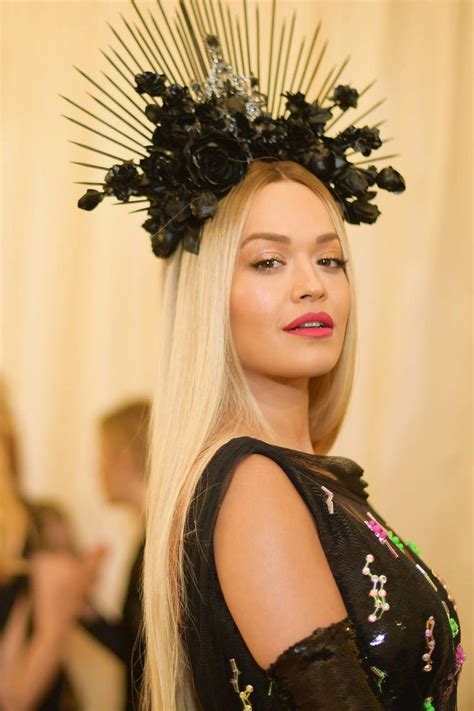 All The Dreamiest And Most Dramatic Headpieces Crowns And Veils That