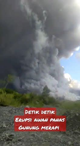 Guguran Awan Panas Gunung Merapi Kearah Kali Bebeng Krasak Erupsi