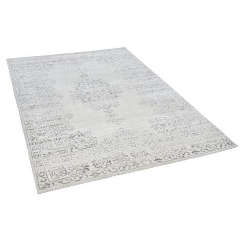 A White Rug With An Intricate Design On The Top And Bottom Is Shown In