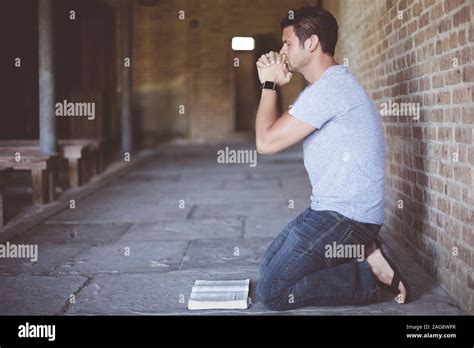 Hombre De Rodillas Rezando Fotos e Imágenes de stock Página 3 Alamy