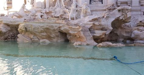 Un Tesoro Nellacqua La Raccolta Delle Monete A Fontana Di Trevi