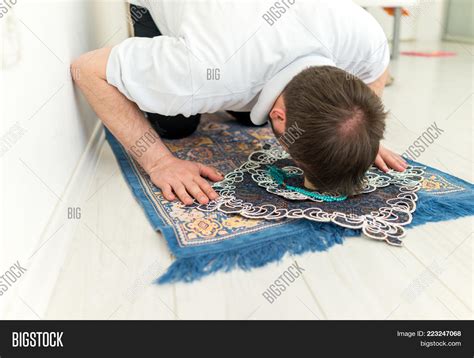 Shia Muslim Praying