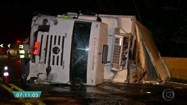 Bom Dia SP Caminhão perde o freio e provoca acidente na rodovia Mogi