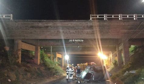 Vídeo Veículo cai de viaduto em Arapiraca e deixa crianças feridas