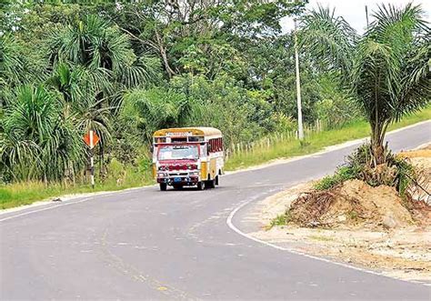 Típico camión local por la carretera Iquitos Nauta Carreteras Peligrosas