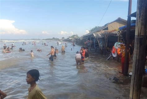 Tidak Peduli Air Laut Pasang Ribuan Wisatawan Padati Objek Wisata Pantai