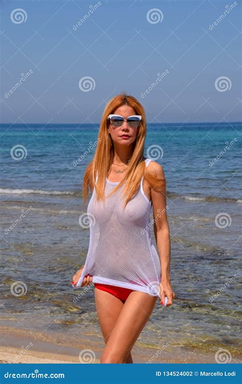 Modelo Hermoso Y Rubio En Bikini Foto De Archivo Imagen De Hermoso Coloreado