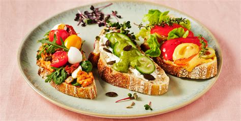 Selbstgemachtes Weizen Dinkel Brot mit Pesto und Gemüse Belag Byodo