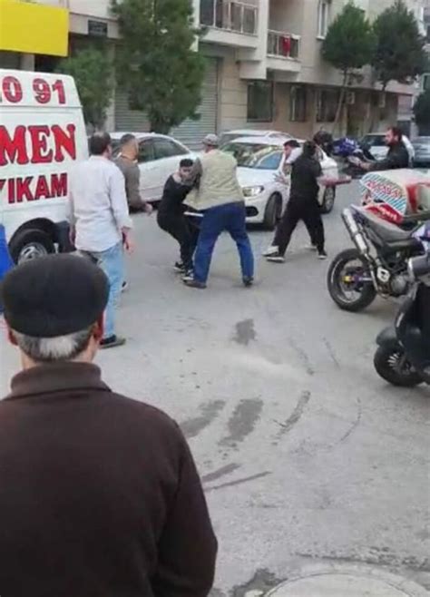 YOL VERME KAVGASI Son dakika İzmir de bıçaklı ve demir çubuklu kavga