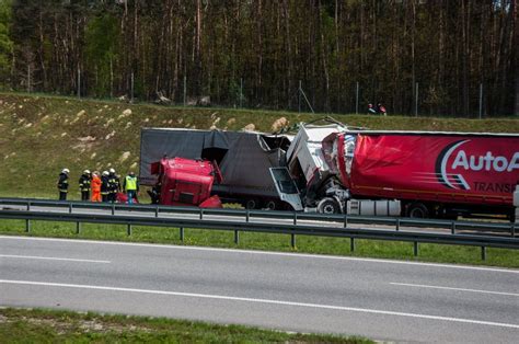 Wypadek Na A Niedaleko Owicza Zderzy Y Si Trzy Tiry