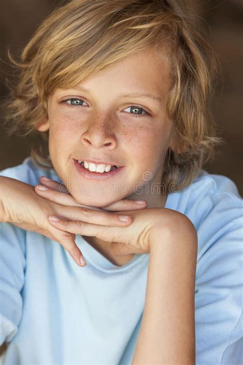 Het Jonge Gelukkige Blonde Jongenskind Glimlachen Stock Foto Image Of Buiten Tanden 33417434