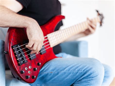 Le Meilleur Guide Sur La Fa On De Tenir Une Guitare Basse Conseils