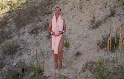 With Vase In Hands And Yellow Shawl Nude Pics XHamster