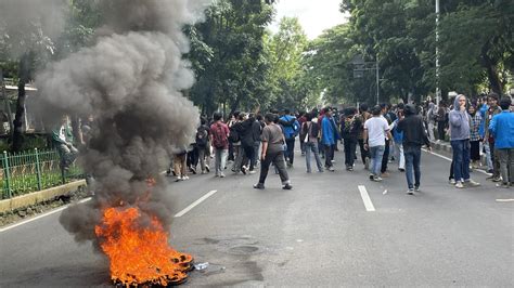 Demo Tuntut Rektor Dicopot Mahasiswa Universitas Pancasila Blokade